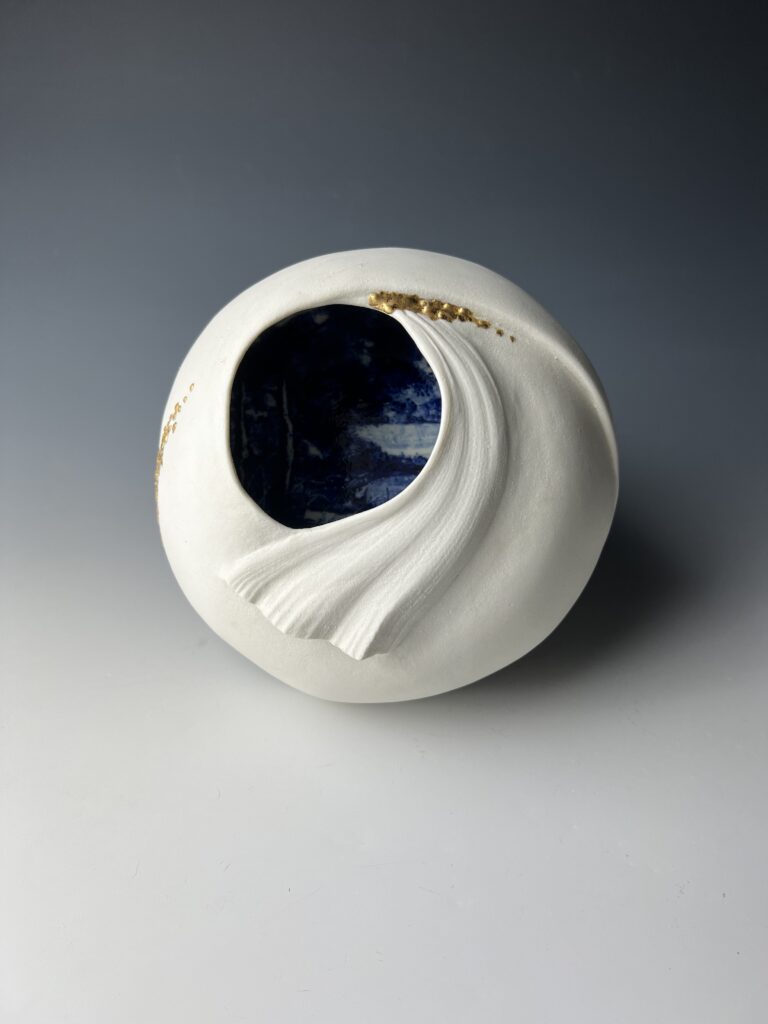 Hanna Salomonsson. ’Bräkentorp I’, porcelain, Cobalt oxide, 23ct gold-leaf Dia: 18 x 8cm
