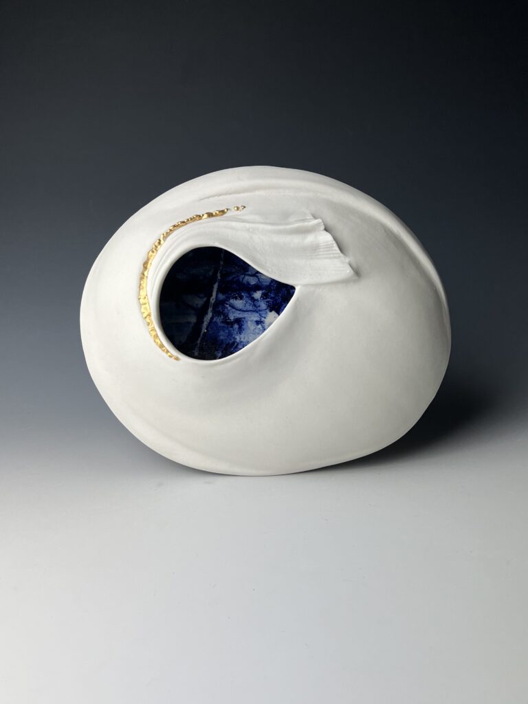 Hanna Salomonnson. Lillasjön I, porcelain, Cobalt oxide, 23ct gold-leaf , 25 x 21 x 7 cm