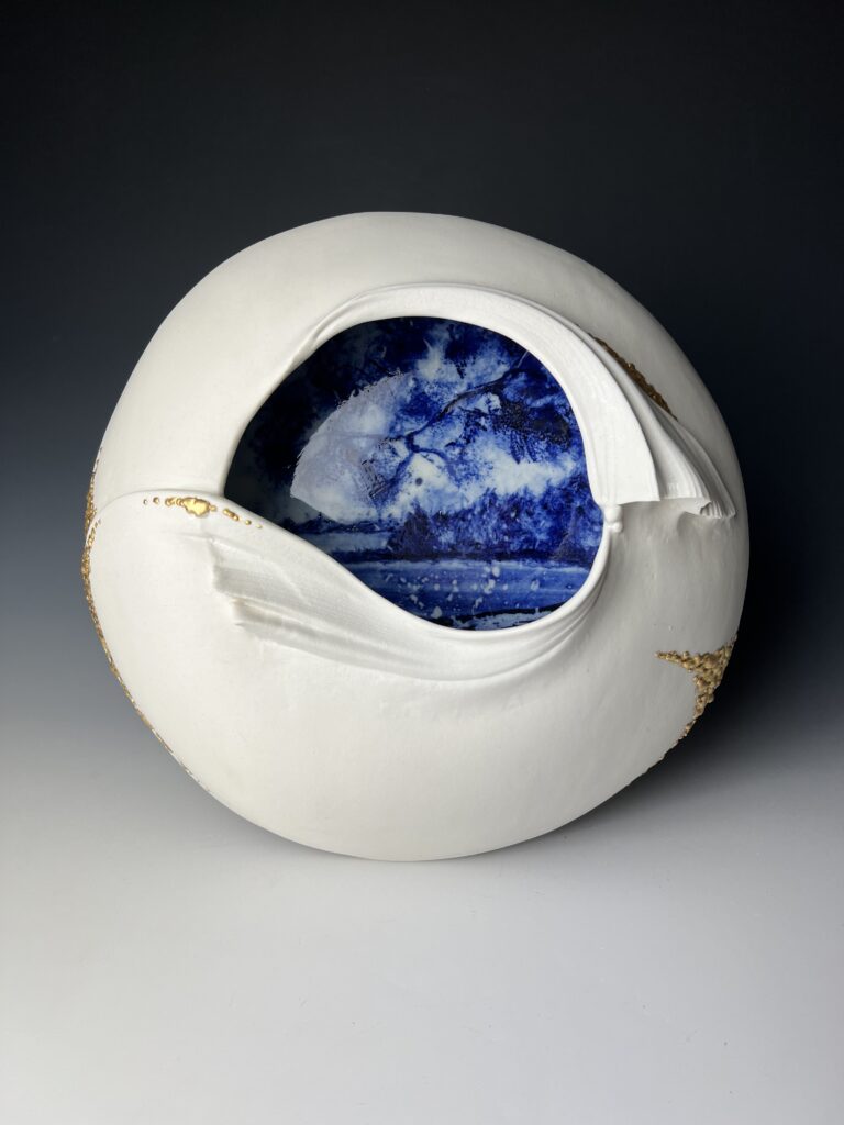 Hanna Salomonnson. ’Mjälen I’ porcelain, Cobalt oxide, 23ct gold-leaf , 31 (dia) x 9.5 cm